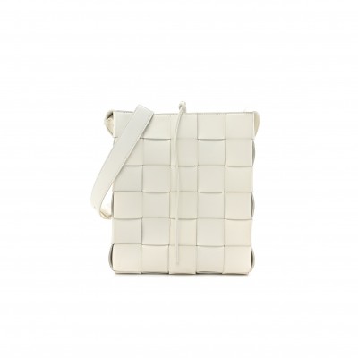 BOTTEGA VENETA LAMBSKIN MAXI INTRECCIATO CASSETTE MESSENGER CHALK  (26*23*5cm)