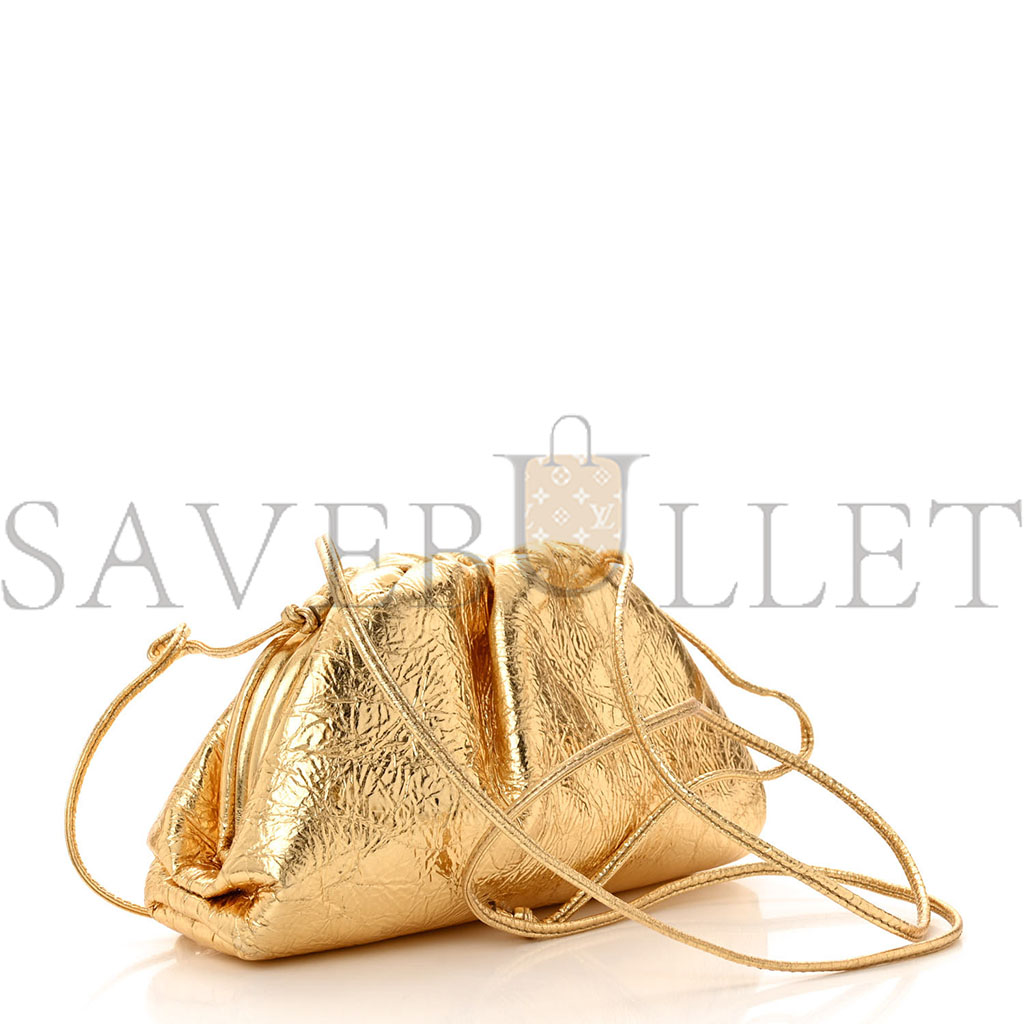 BOTTEGA VENETA METALLIC CRINKLED LAMBSKIN THE MINI POUCH ORO (22*12*6cm) BOTTEGA VENETA METALLIC CRINKLED LAMBSKIN THE MINI POUCH ORO (22*12*6cm)