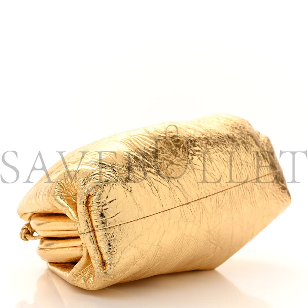 BOTTEGA VENETA METALLIC CRINKLED LAMBSKIN THE MINI POUCH ORO (22*12*6cm) BOTTEGA VENETA METALLIC CRINKLED LAMBSKIN THE MINI POUCH ORO (22*12*6cm)