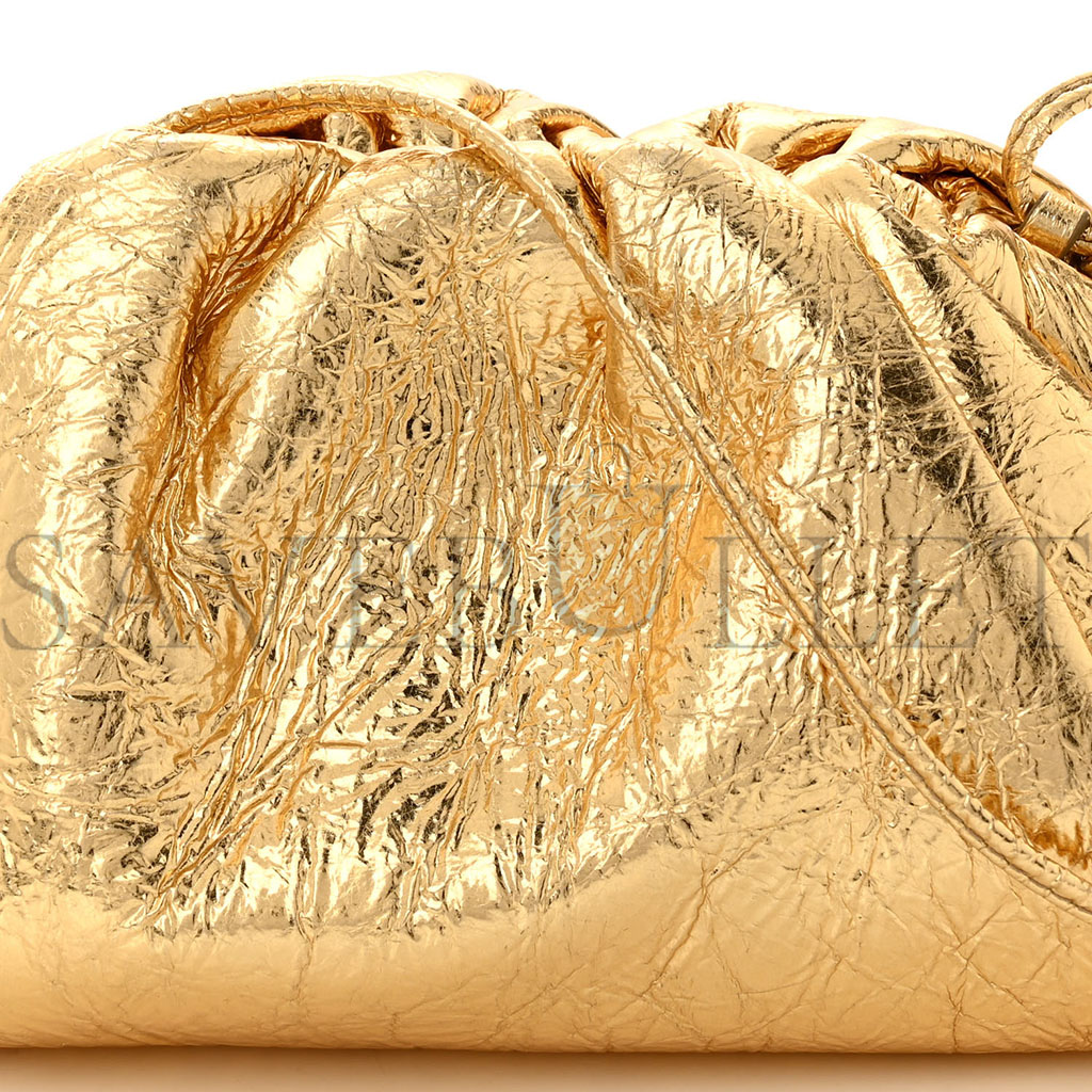 BOTTEGA VENETA METALLIC CRINKLED LAMBSKIN THE MINI POUCH ORO (22*12*6cm) BOTTEGA VENETA METALLIC CRINKLED LAMBSKIN THE MINI POUCH ORO (22*12*6cm)