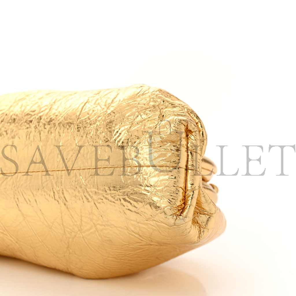 BOTTEGA VENETA METALLIC CRINKLED LAMBSKIN THE MINI POUCH ORO (22*12*6cm) BOTTEGA VENETA METALLIC CRINKLED LAMBSKIN THE MINI POUCH ORO (22*12*6cm)