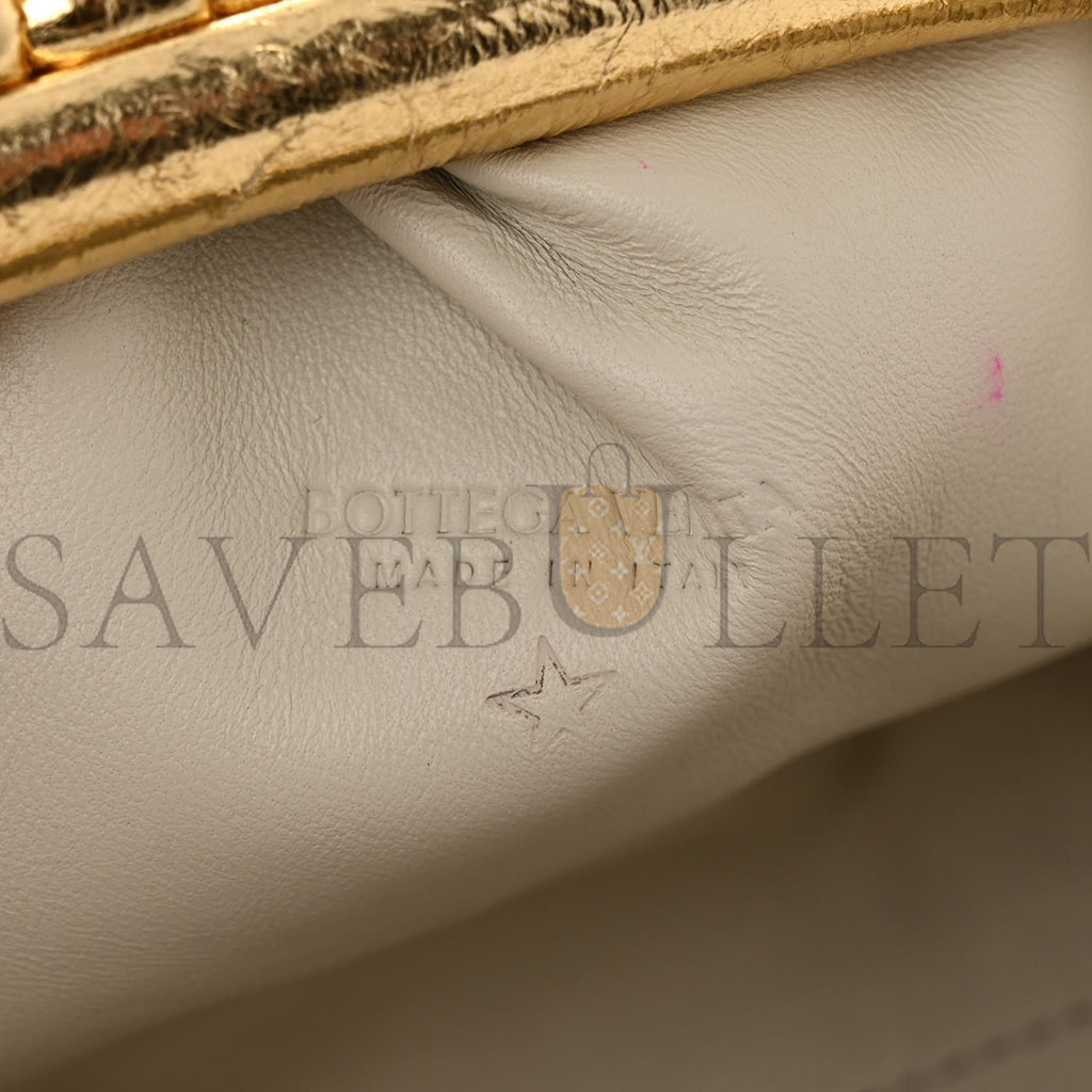 BOTTEGA VENETA METALLIC CRINKLED LAMBSKIN THE MINI POUCH ORO (22*12*6cm) BOTTEGA VENETA METALLIC CRINKLED LAMBSKIN THE MINI POUCH ORO (22*12*6cm)