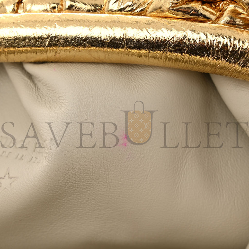 BOTTEGA VENETA METALLIC CRINKLED LAMBSKIN THE MINI POUCH ORO (22*12*6cm) BOTTEGA VENETA METALLIC CRINKLED LAMBSKIN THE MINI POUCH ORO (22*12*6cm)