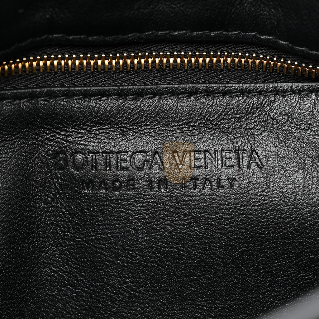 BOTTEGA VENETA LAMBSKIN MAXI INTRECCIATO PADDED CHAIN CASSETTE CROSSBODY BAG BLACK (25*15*8cm) BOTTEGA VENETA LAMBSKIN MAXI INTRECCIATO PADDED CHAIN CASSETTE CROSSBODY BAG BLACK (25*15*8cm)
