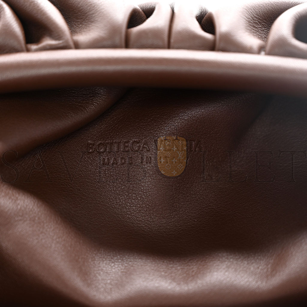 BOTTEGA VENETA SMOOTH BUTTER CALF THE POUCH OVERSIZED CLUTCH BROWNIE (39*19*9cm) BOTTEGA VENETA SMOOTH BUTTER CALF THE POUCH OVERSIZED CLUTCH BROWNIE (39*19*9cm)