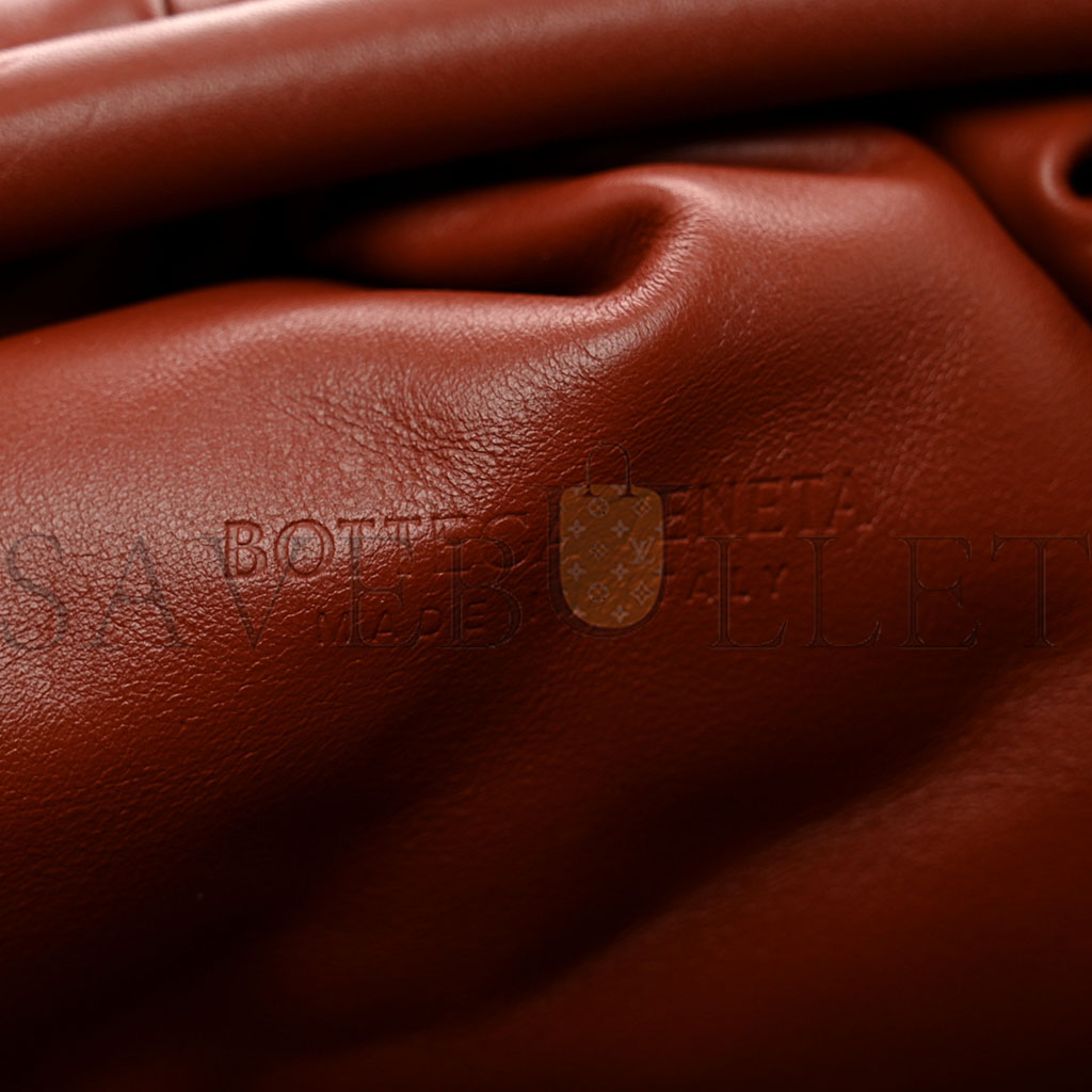 BOTTEGA VENETA SMOOTH BUTTER CALF THE POUCH OVERSIZED CLUTCH RUST (38*17*8cm) BOTTEGA VENETA SMOOTH BUTTER CALF THE POUCH OVERSIZED CLUTCH RUST (38*17*8cm)