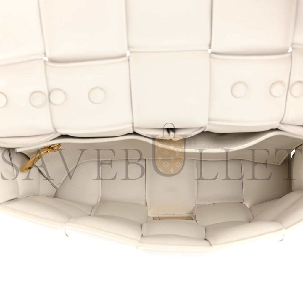 BOTTEGA VENETA LAMBSKIN MAXI INTRECCIO PADDED CHAIN CASSETTE CROSSBODY BAG WHITE (27*17*8cm) BOTTEGA VENETA LAMBSKIN MAXI INTRECCIO PADDED CHAIN CASSETTE CROSSBODY BAG WHITE (27*17*8cm)