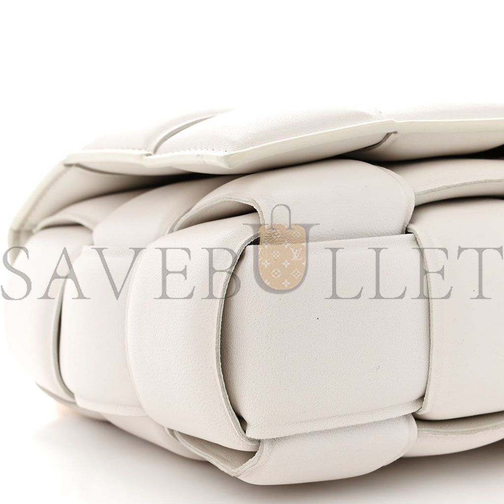 BOTTEGA VENETA LAMBSKIN MAXI INTRECCIO PADDED CHAIN CASSETTE CROSSBODY BAG WHITE (27*17*8cm) BOTTEGA VENETA LAMBSKIN MAXI INTRECCIO PADDED CHAIN CASSETTE CROSSBODY BAG WHITE (27*17*8cm)