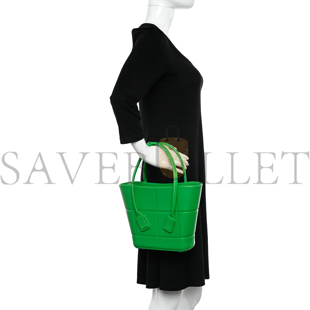 BOTTEGA VENETA RUBBER MAXI INTRECCIATO MINI ARCO GRASS (21*18*8cm) BOTTEGA VENETA RUBBER MAXI INTRECCIATO MINI ARCO GRASS (21*18*8cm)