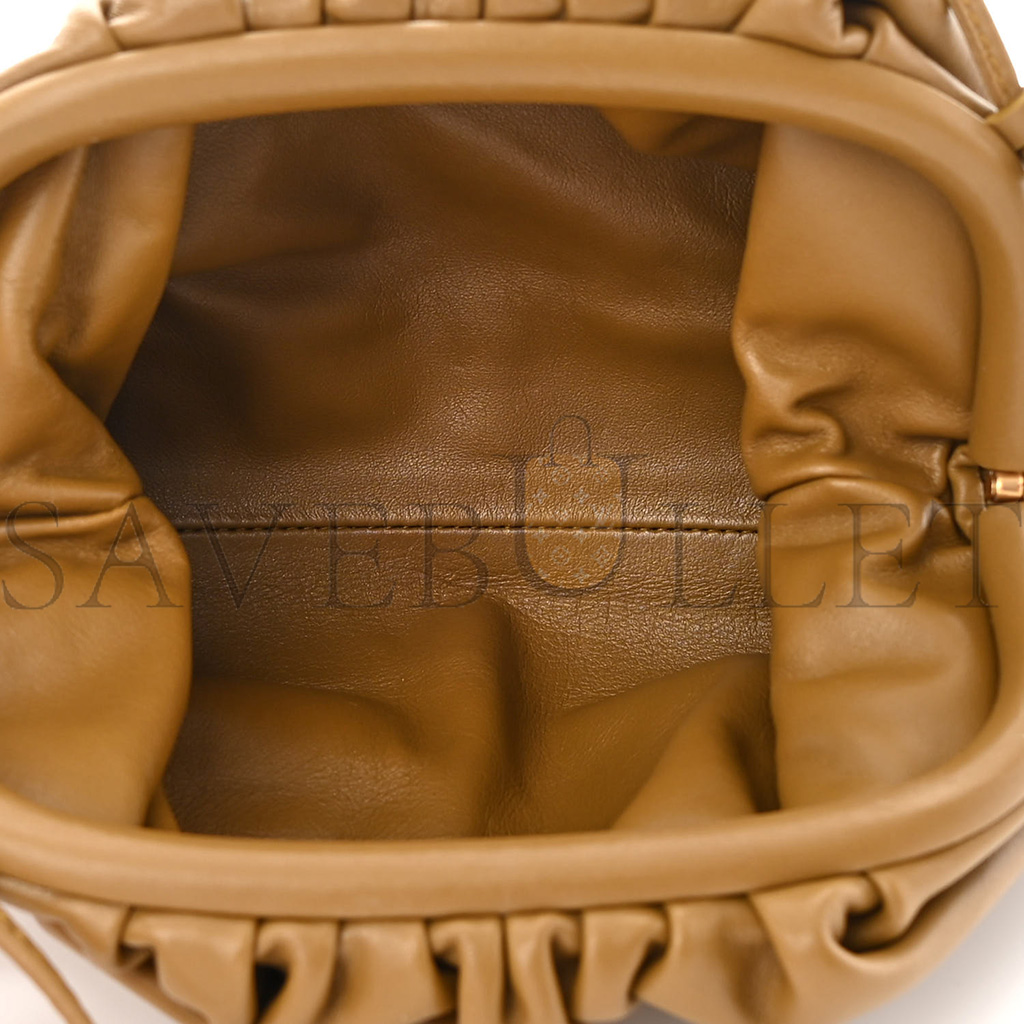 BOTTEGA VENETA BUTTER CALFSKIN THE MINI POUCH CAMMELLO (22*14*5cm) BOTTEGA VENETA BUTTER CALFSKIN THE MINI POUCH CAMMELLO (22*14*5cm)