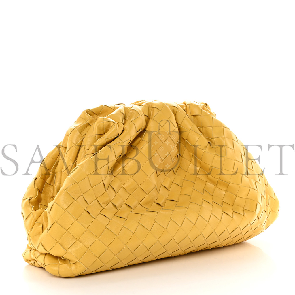 BOTTEGA VENETA NAPPA MAXI INTRECCIATO THE POUCH OVERSIZED CLUTCH CORN (38*21*8cm) BOTTEGA VENETA NAPPA MAXI INTRECCIATO THE POUCH OVERSIZED CLUTCH CORN (38*21*8cm)