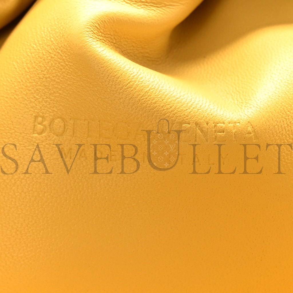 BOTTEGA VENETA NAPPA MAXI INTRECCIATO THE POUCH OVERSIZED CLUTCH CORN (38*21*8cm) BOTTEGA VENETA NAPPA MAXI INTRECCIATO THE POUCH OVERSIZED CLUTCH CORN (38*21*8cm)
