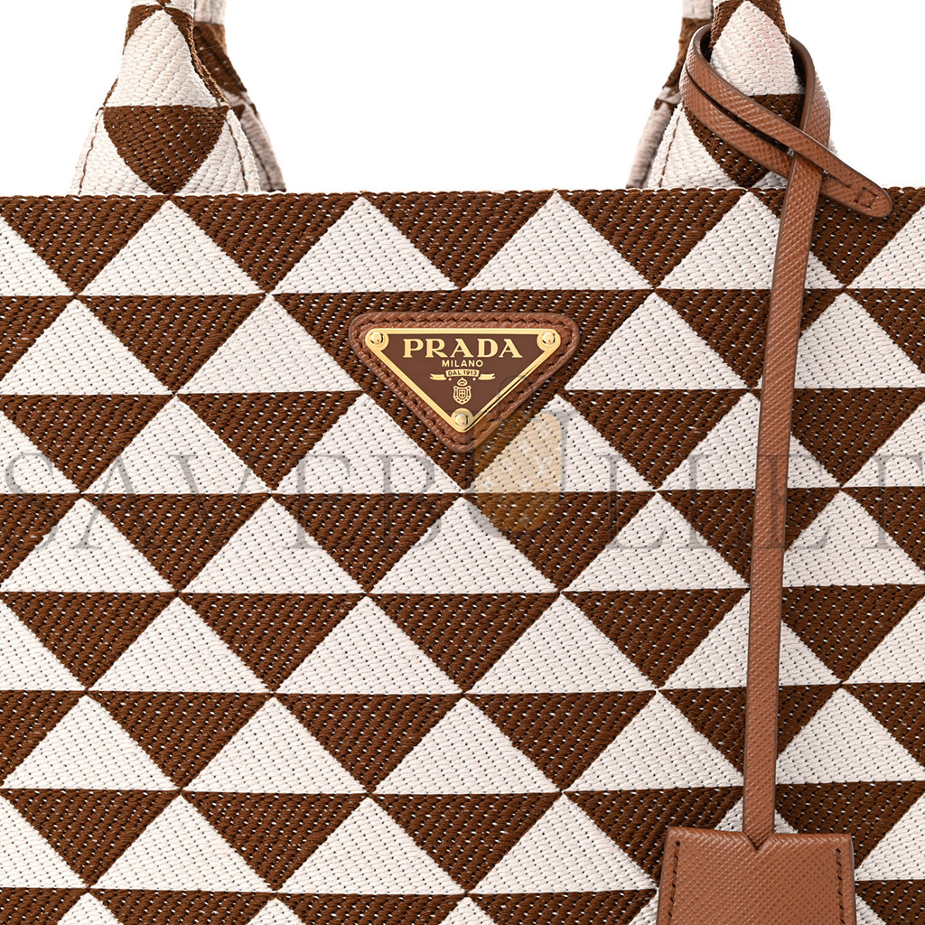 PRADA JACQUARD SAFFIANO TRIANGOLO SYMBOLE EMBROIDERED SMALL TOTE TOBACCO TALCO (28*22*9cm) PRADA JACQUARD SAFFIANO TRIANGOLO SYMBOLE EMBROIDERED SMALL TOTE TOBACCO TALCO (28*22*9cm)