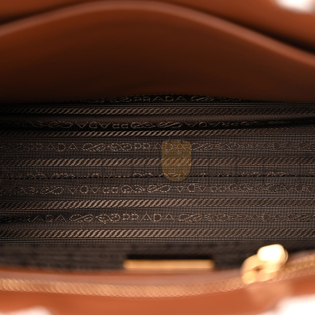 PRADA JACQUARD SAFFIANO TRIANGOLO SYMBOLE EMBROIDERED SMALL TOTE TOBACCO TALCO (28*22*9cm) PRADA JACQUARD SAFFIANO TRIANGOLO SYMBOLE EMBROIDERED SMALL TOTE TOBACCO TALCO (28*22*9cm)