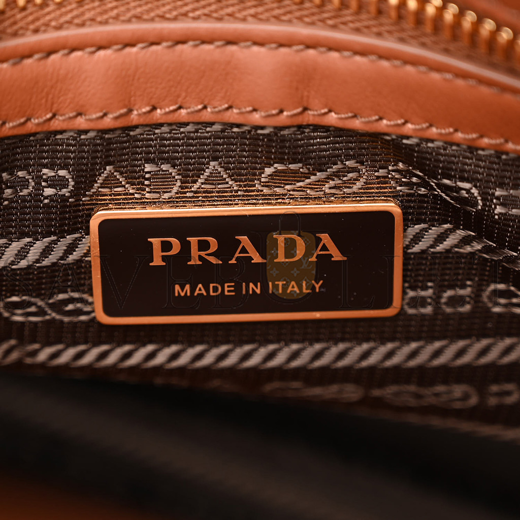 PRADA JACQUARD SAFFIANO TRIANGOLO SYMBOLE EMBROIDERED SMALL TOTE TOBACCO TALCO (28*22*9cm) PRADA JACQUARD SAFFIANO TRIANGOLO SYMBOLE EMBROIDERED SMALL TOTE TOBACCO TALCO (28*22*9cm)