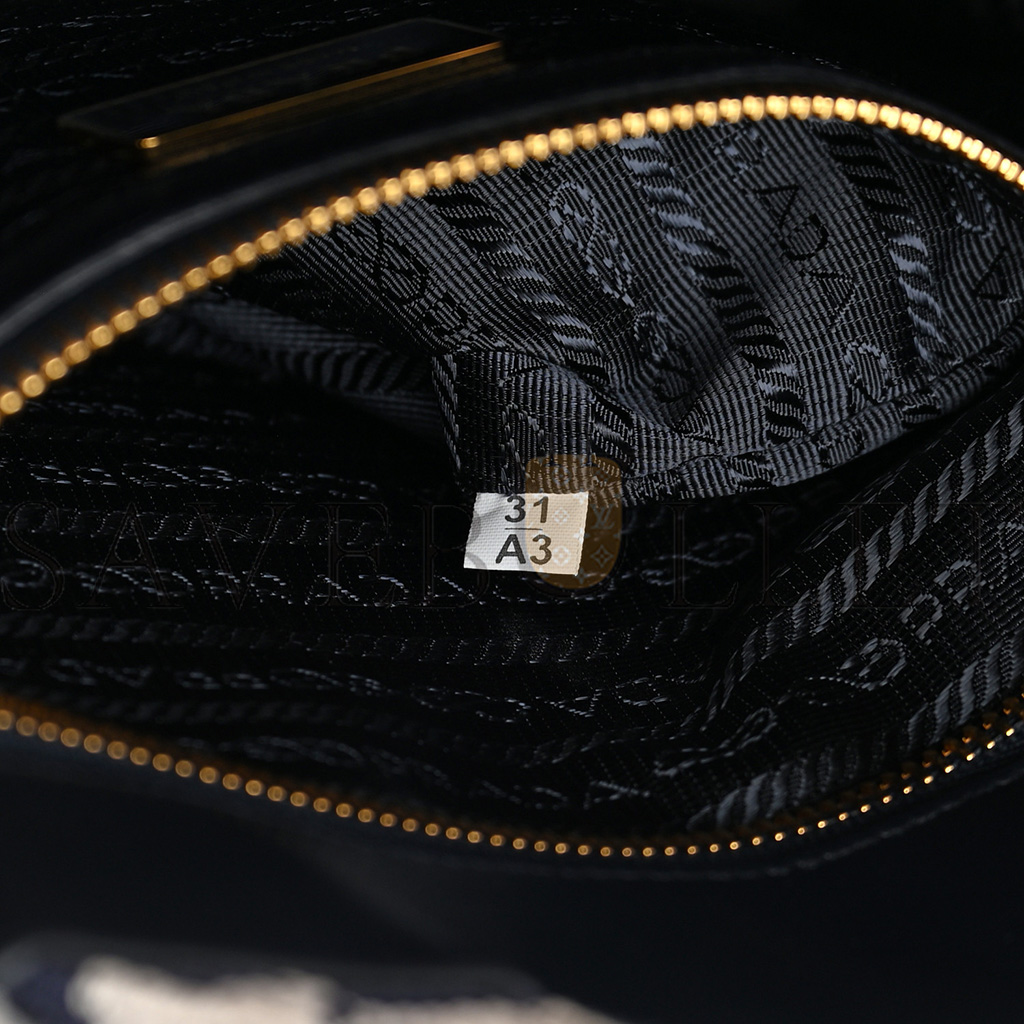 PRADA JACQUARD SAFFIANO TRIANGOLO SYMBOLE EMBROIDERED SMALL TOTE BALTICO TALCO (29*22*9cm) PRADA JACQUARD SAFFIANO TRIANGOLO SYMBOLE EMBROIDERED SMALL TOTE BALTICO TALCO (29*22*9cm)