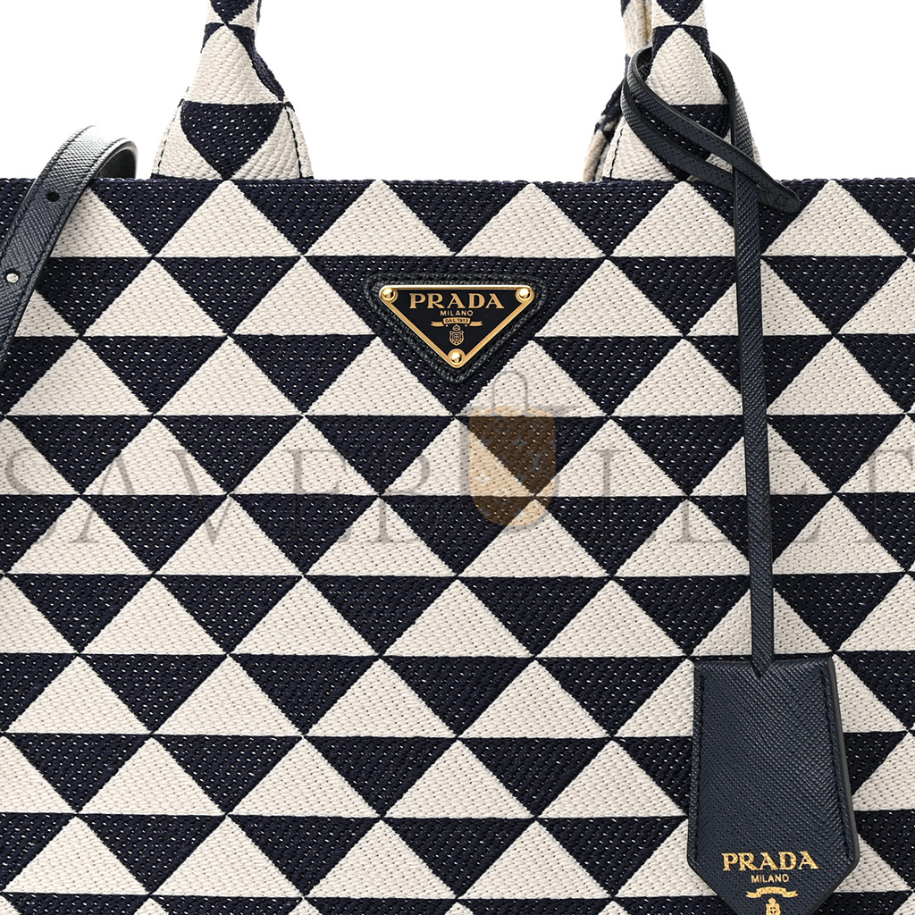 PRADA JACQUARD SAFFIANO TRIANGOLO SYMBOLE EMBROIDERED SMALL TOTE BALTICO TALCO (29*22*9cm) PRADA JACQUARD SAFFIANO TRIANGOLO SYMBOLE EMBROIDERED SMALL TOTE BALTICO TALCO (29*22*9cm)