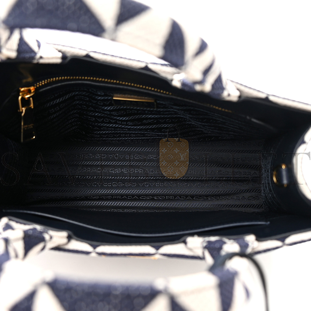PRADA JACQUARD SAFFIANO TRIANGOLO SYMBOLE EMBROIDERED SMALL TOTE BALTICO TALCO (29*22*9cm) PRADA JACQUARD SAFFIANO TRIANGOLO SYMBOLE EMBROIDERED SMALL TOTE BALTICO TALCO (29*22*9cm)