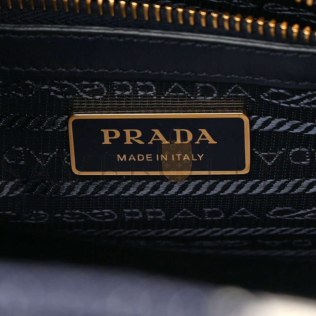 PRADA JACQUARD SAFFIANO TRIANGOLO SYMBOLE EMBROIDERED SMALL TOTE BALTICO TALCO (29*22*9cm) PRADA JACQUARD SAFFIANO TRIANGOLO SYMBOLE EMBROIDERED SMALL TOTE BALTICO TALCO (29*22*9cm)