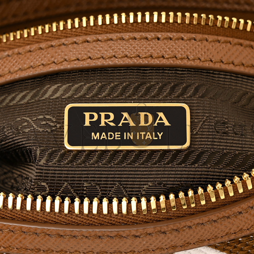 PRADA JACQUARD SAFFIANO TRIANGOLO SYMBOLE EMBROIDERED TOP HANDLE CROSSBODY BAG TOBACCO TALCO (17*13*11cm) PRADA JACQUARD SAFFIANO TRIANGOLO SYMBOLE EMBROIDERED TOP HANDLE CROSSBODY BAG TOBACCO TALCO (17*13*11cm)