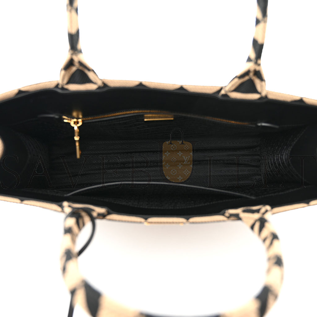 PRADA JACQUARD SAFFIANO TRIANGOLO SYMBOLE EMBROIDERED LARGE TOTE BLACK CORDA (39*31*10cm) PRADA JACQUARD SAFFIANO TRIANGOLO SYMBOLE EMBROIDERED LARGE TOTE BLACK CORDA (39*31*10cm)