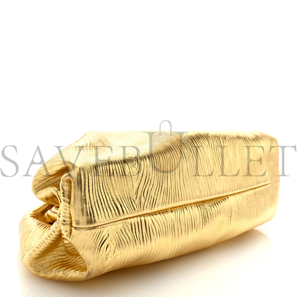 BOTTEGA VENETA METALLIC BARK CALFSKIN EMBOSSED THE POUCH OVERSIZED CLUTCH ORO (37*21*13cm) BOTTEGA VENETA METALLIC BARK CALFSKIN EMBOSSED THE POUCH OVERSIZED CLUTCH ORO (37*21*13cm)