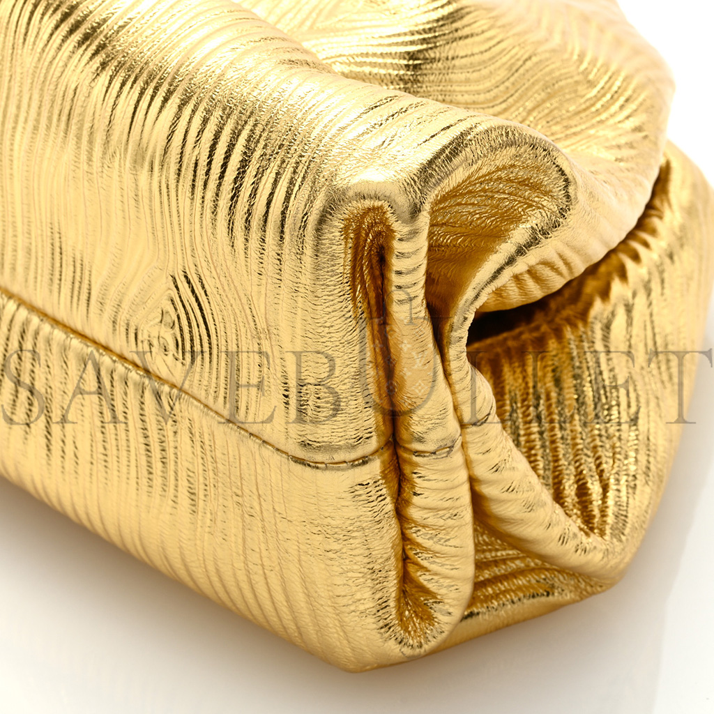 BOTTEGA VENETA METALLIC BARK CALFSKIN EMBOSSED THE POUCH OVERSIZED CLUTCH ORO (37*21*13cm) BOTTEGA VENETA METALLIC BARK CALFSKIN EMBOSSED THE POUCH OVERSIZED CLUTCH ORO (37*21*13cm)