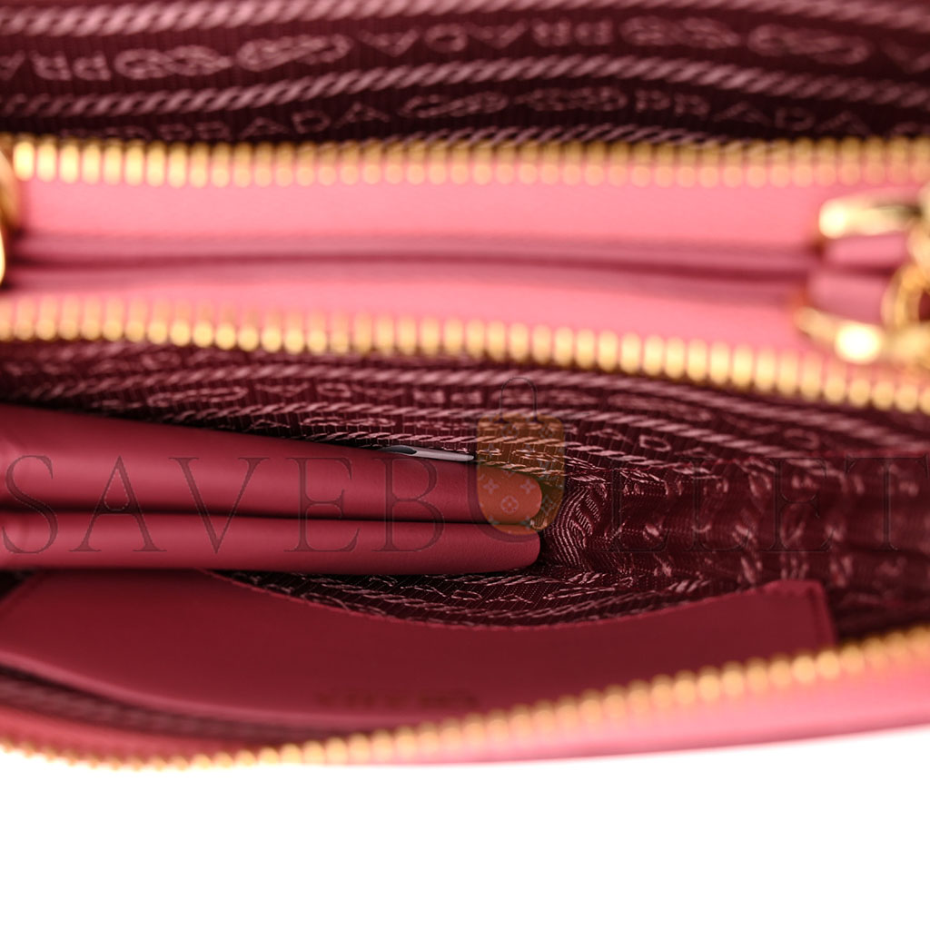 PRADA RAFFIA EFFECT YARN CROCHET MINI TRIANGLE POUCH PETAL PINK (15*10*5cm) PRADA RAFFIA EFFECT YARN CROCHET MINI TRIANGLE POUCH PETAL PINK (15*10*5cm)