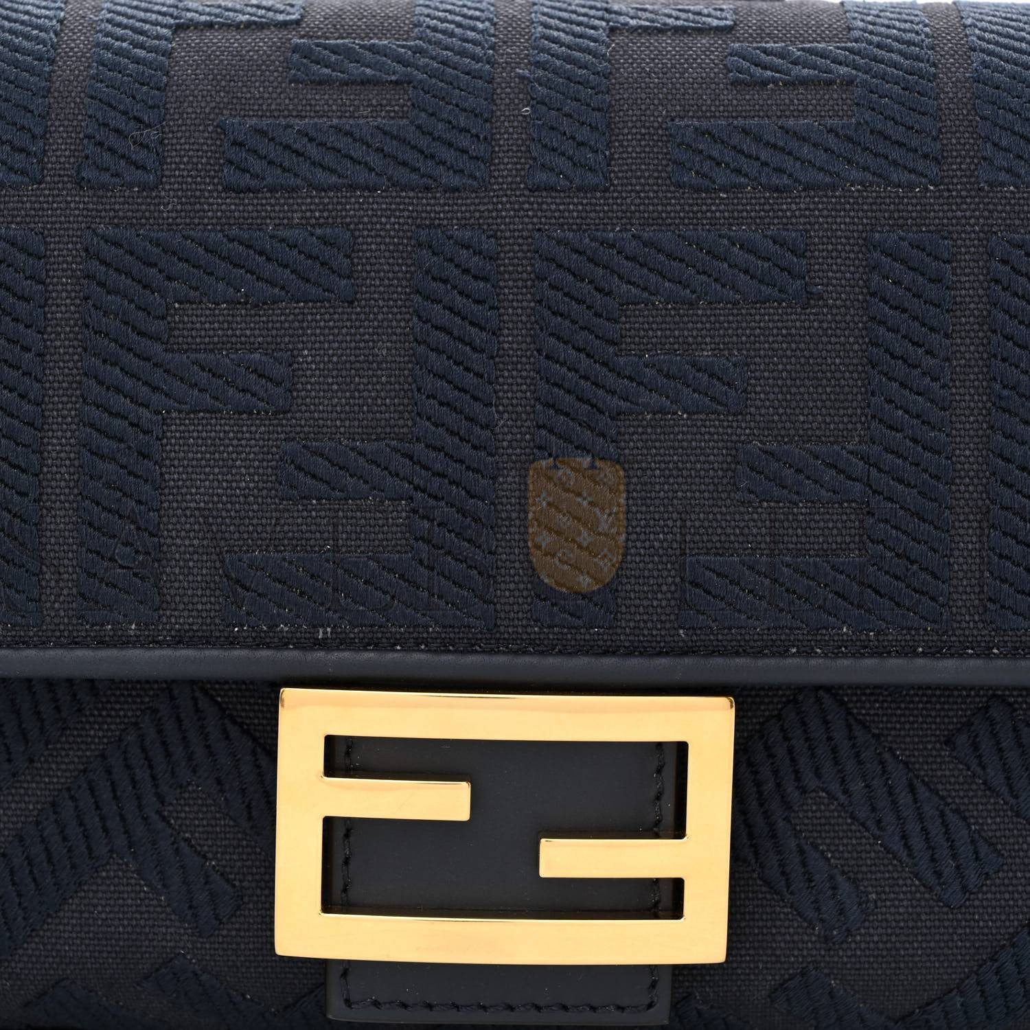 FENDI CANVAS VITELLO KING BI-COLOR STRAP FF EMBROIDERED BAGUETTE MIDNIGHT (27*16*6cm) FENDI CANVAS VITELLO KING BI-COLOR STRAP FF EMBROIDERED BAGUETTE MIDNIGHT (27*16*6cm)