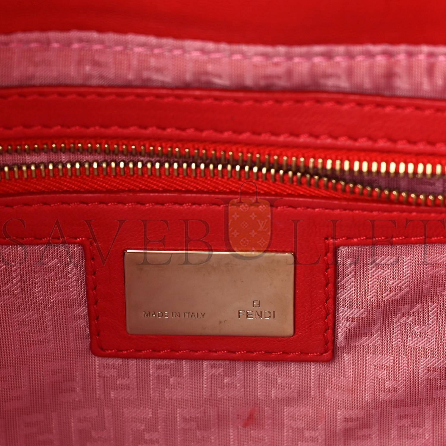 FENDI NAPPA LOGO EMBOSSED BAGUETTE RED (26*14*4cm) FENDI NAPPA LOGO EMBOSSED BAGUETTE RED (26*14*4cm)