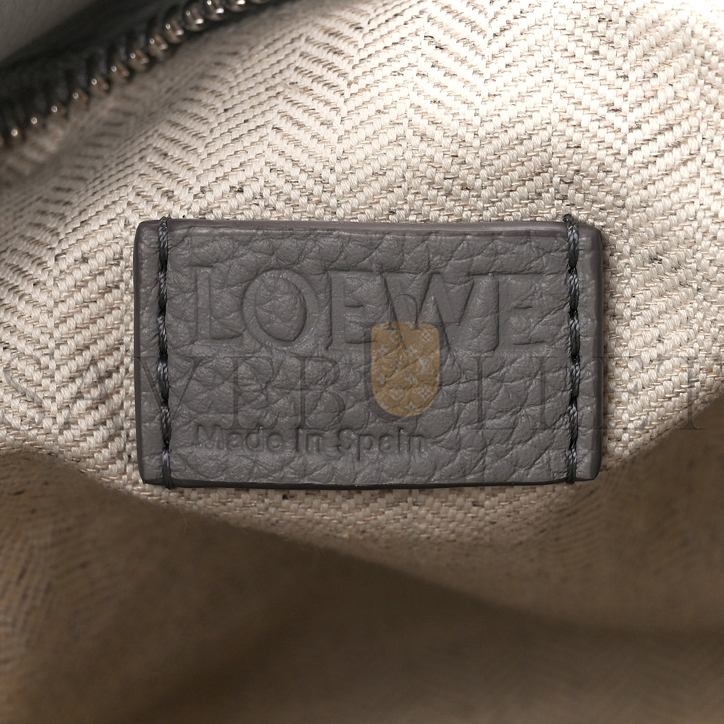 LOEWE SOFT GRAINED CALFSKIN SMALL PUZZLE EDGE BAG PEARL GREY (24*16.5*10.5cm) LOEWE SOFT GRAINED CALFSKIN SMALL PUZZLE EDGE BAG PEARL GREY (24*16.5*10.5cm)