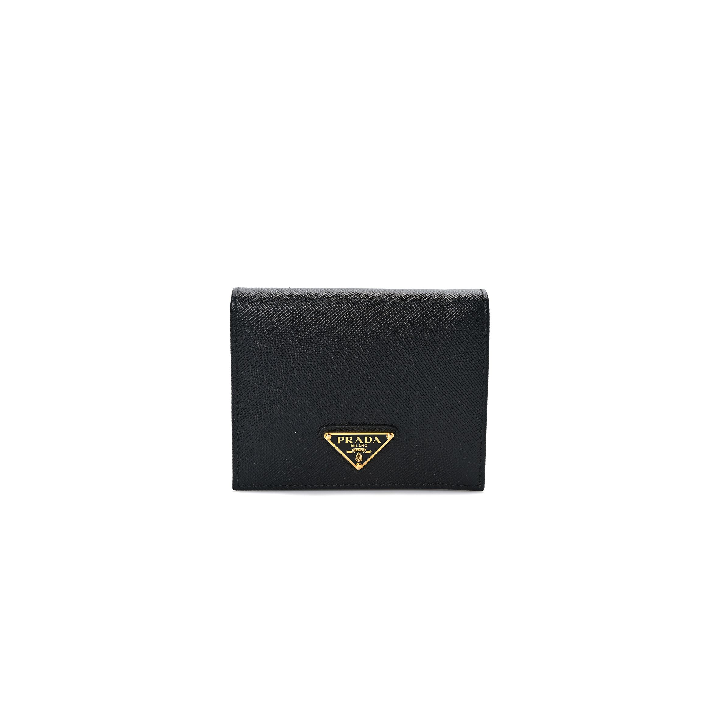 PRADA SAFFIANO TRIANGLE BI-FOLD WALLET BLACK (11*8*3cm) PRADA SAFFIANO TRIANGLE BI-FOLD WALLET BLACK (11*8*3cm)