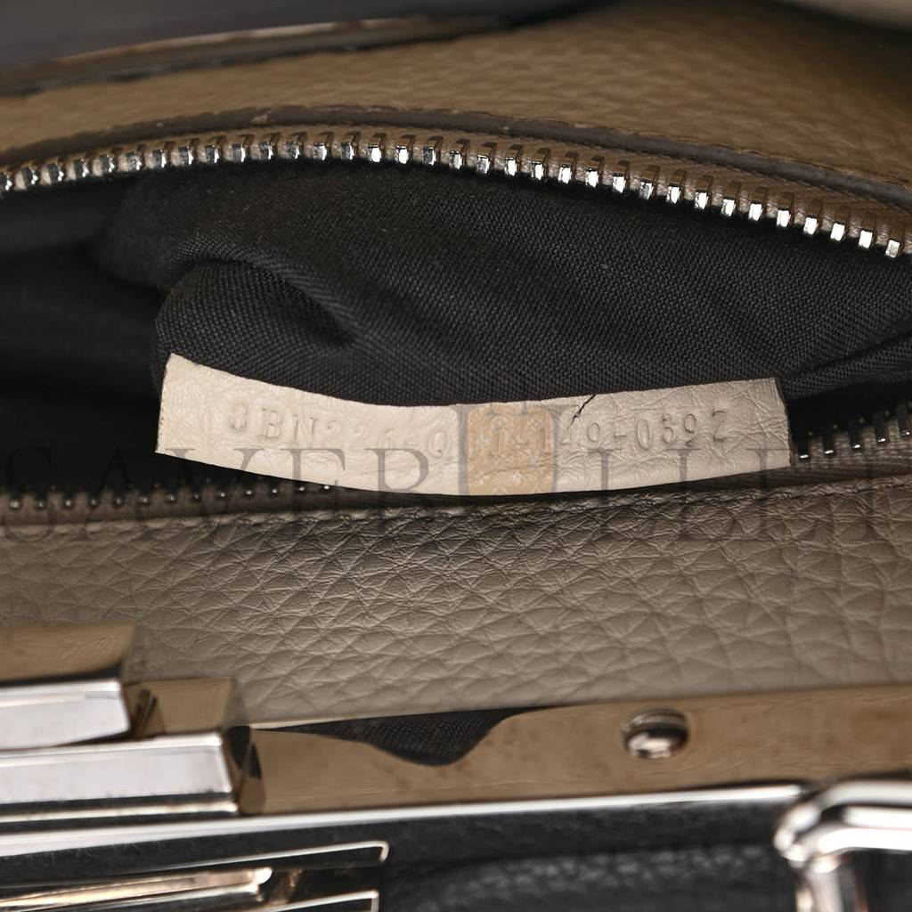 FENDI CUOIO ROMANO SELLERIA BI-COLOR MEDIUM PEEKABOO ICONIC SATCHEL ASFALTO LATTE (34*25*10cm) FENDI CUOIO ROMANO SELLERIA BI-COLOR MEDIUM PEEKABOO ICONIC SATCHEL ASFALTO LATTE (34*25*10cm)