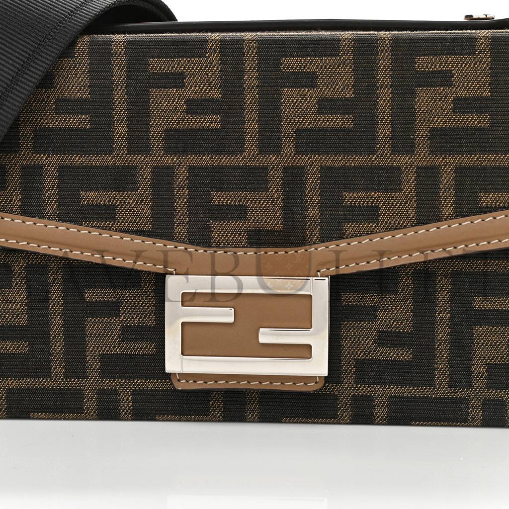 FENDI RECYCLED FABRIC JACQUARD VITELLO KING FF 1974 BAGUETTE SOFT TRUNK TOBACCO MORO SAND (21*15*6cm) FENDI RECYCLED FABRIC JACQUARD VITELLO KING FF 1974 BAGUETTE SOFT TRUNK TOBACCO MORO SAND (21*15*6cm)