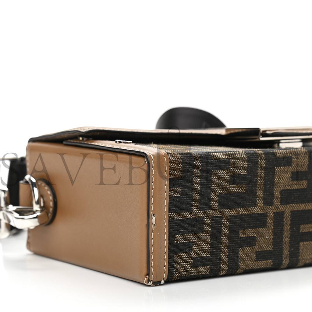 FENDI RECYCLED FABRIC JACQUARD VITELLO KING FF 1974 BAGUETTE SOFT TRUNK TOBACCO MORO SAND (21*15*6cm) FENDI RECYCLED FABRIC JACQUARD VITELLO KING FF 1974 BAGUETTE SOFT TRUNK TOBACCO MORO SAND (21*15*6cm)