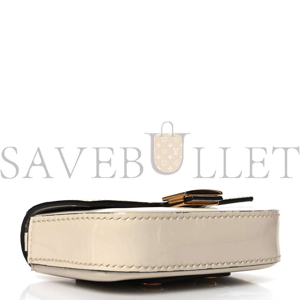 FENDI PATENT NANO BAGUETTE BELT CHARM WHITE (10*7*2cm) FENDI PATENT NANO BAGUETTE BELT CHARM WHITE (10*7*2cm)