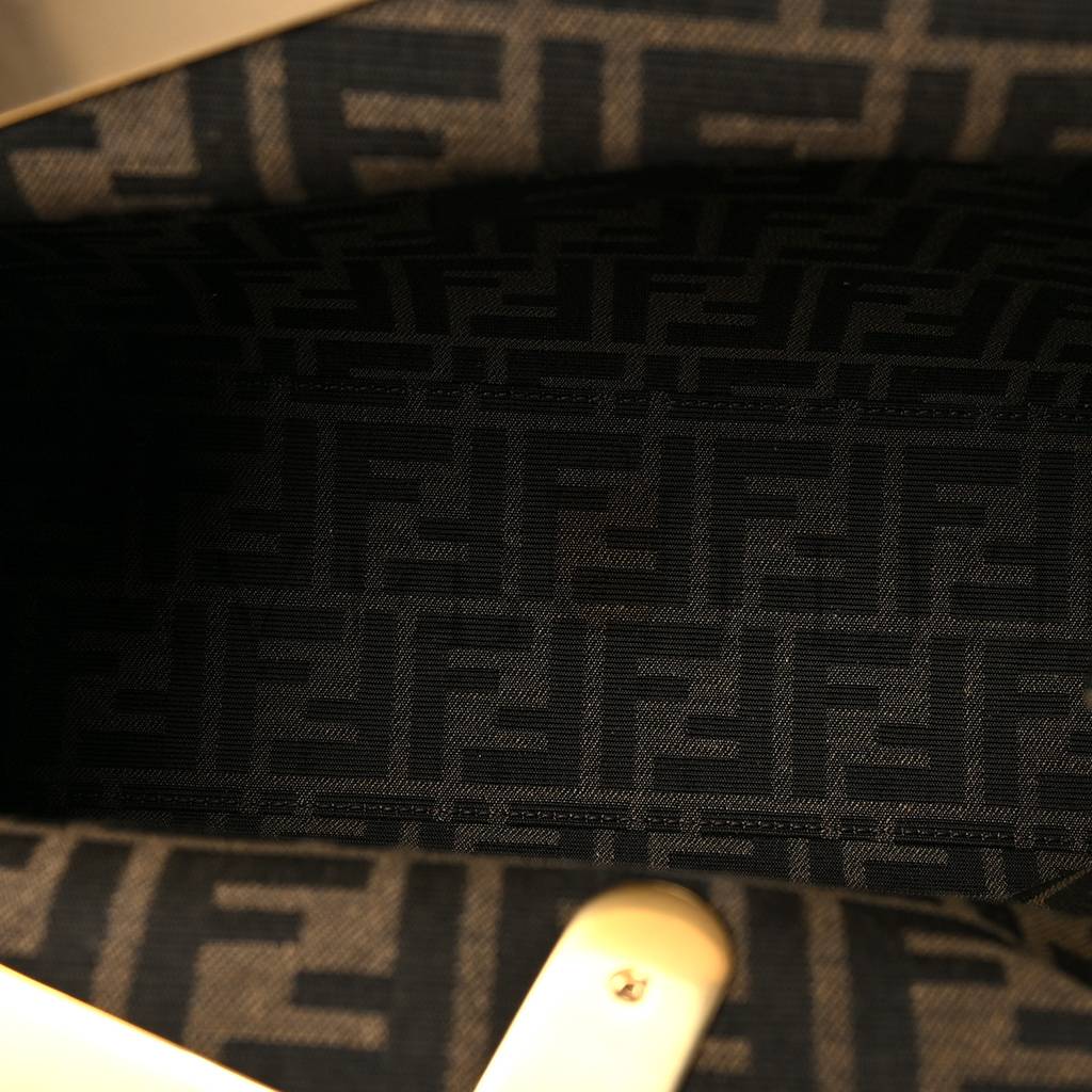 FENDI SHINY NAPPA MEDIUM FENDI FIRST CARAMELLO (30*25*10cm) FENDI SHINY NAPPA MEDIUM FENDI FIRST CARAMELLO (30*25*10cm)
